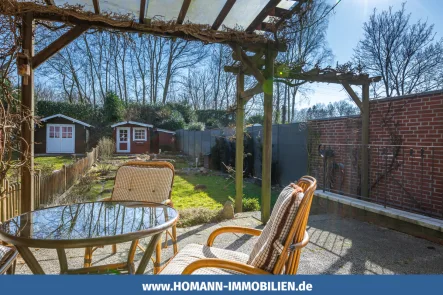 Terrasse mit Blick in den Garten - Haus kaufen in Münster / Ost - Charmantes Reihenmittelhaus in Gremmendorf am Kanal – Clever geschnitten, bereit für frische Ideen!