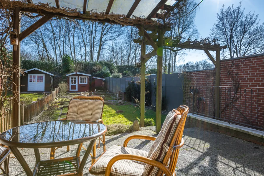 Terrasse mit Blick in den Garten