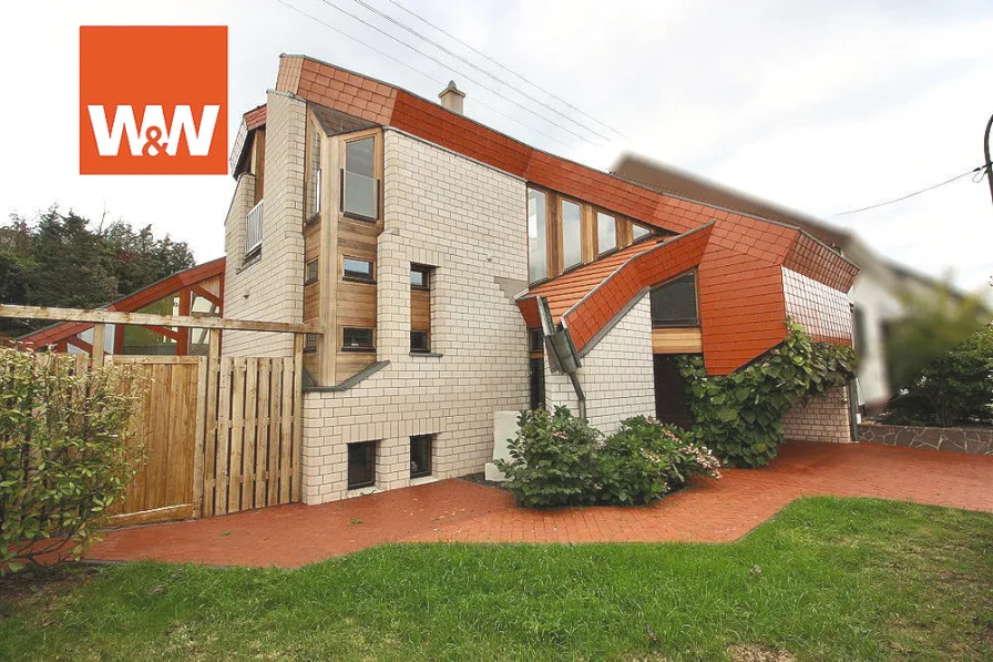 Außenansicht - Haus kaufen in Schwalbach / Hülzweiler - Exklusives Architekten-Einfamilienhaus – Einzigartiges Design mit Sichtmauerwerk und Natur-Elementen