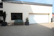 reichlich Platz für Stellplätze /weiterer öffentl. Parkplatz in der Nähe vor der Garage