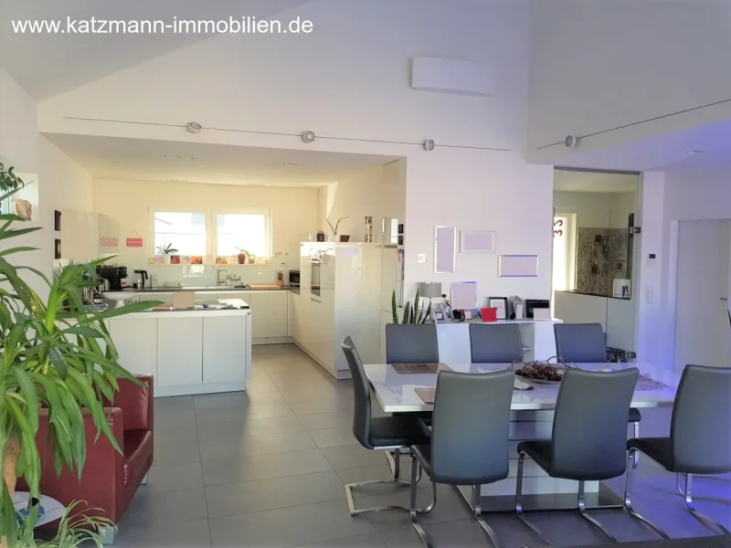 Wohn-Essbereich u. Küche (Bild 2020)