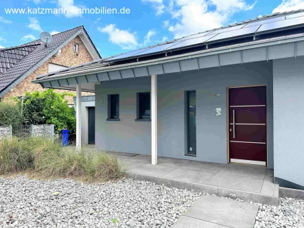 Hauseingang - Haus kaufen in Erftstadt - Wie Neubau - ca. 222 m² Wohn- u. Nutzfläche kurz vor Fertigstellung
