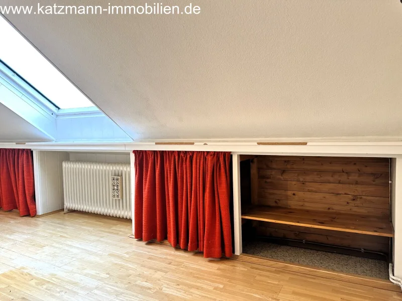 Jugendzimmer/Büro  (Stauraum im Kniestock)