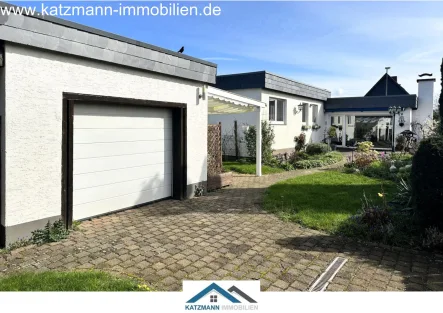  - Haus kaufen in Erftstadt - Winkelbungalow mit Garage und idyllischem Garten im Herzen von Lechenich zu verkaufen - 10 Fußminuten bis zum Markt!