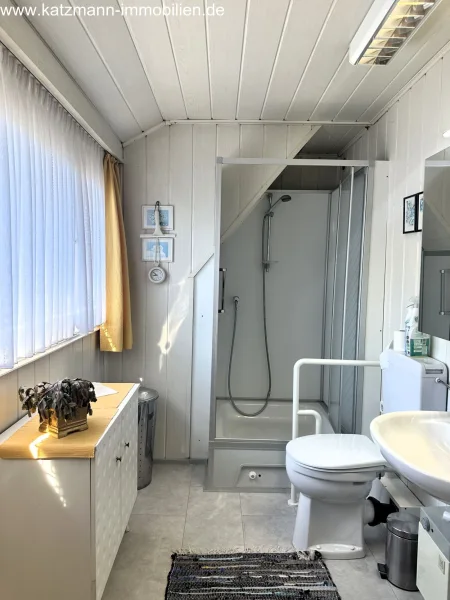 Badezimmer im DG mit Gaube