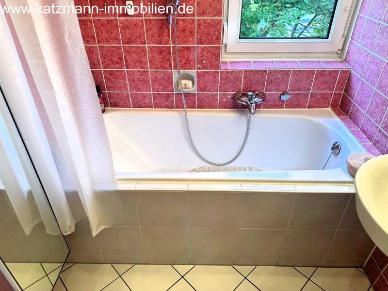 Badewanne mit Duschvorhang