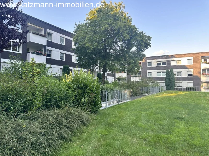 gepflegte rückwärtige Gartenanlage