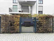 mit abschließbarem Tor (zentrale Schließanlage)