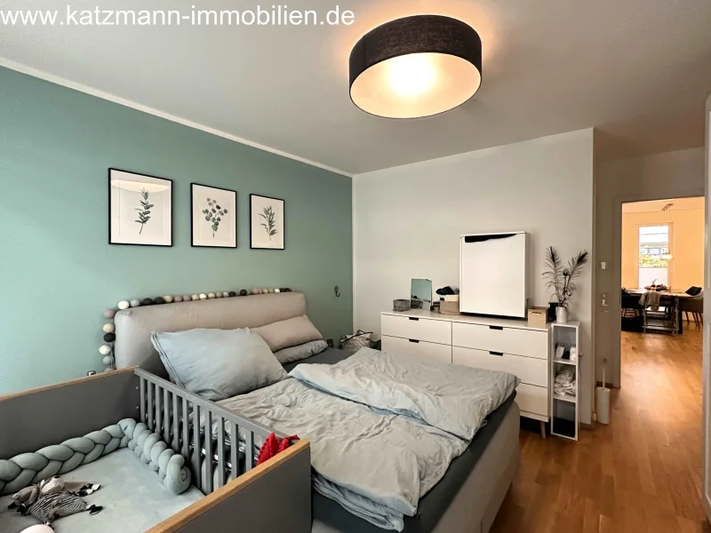 Schlafzimmer (mit Blick zum Bad en Suite)