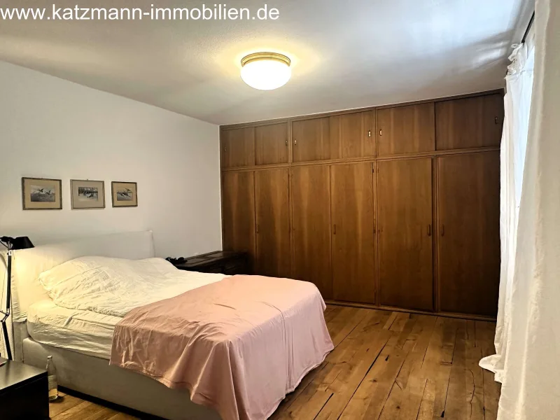 Schlafzimmer (mit Einbauschrank)