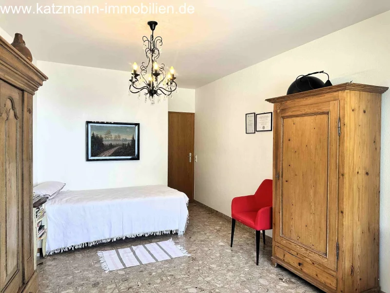 Gästezimmer mit Zugang zum Balkon