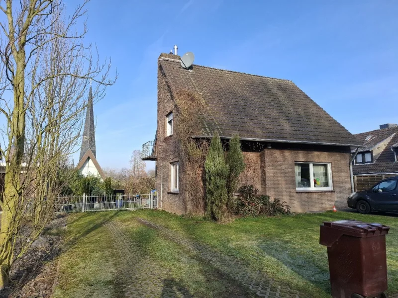 Frontansicht - Haus kaufen in Nettetal - Vermietetes Wohnhaus mit schönem Grundstück in ruhiger, beliebter Lage von 41334 Nettetal-Hinsbeck