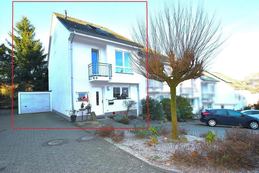 Hausansicht mit PKW-Einzelgarage - Haus kaufen in Wuppertal - Möbel rein und leben! Idyllisches Reiheneckhaus in Stadtrandlage - modern, wertig, zeitgemäß.