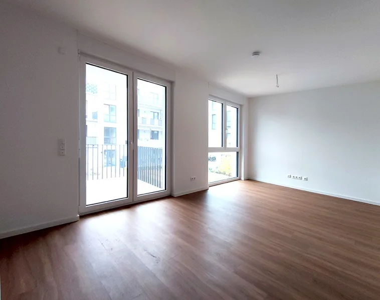 Wohn- und Eßbereich Ansicht 1 - Wohnung mieten in Düsseldorf - Moderne 2-Zimmer-Wohnung im 1. OG mit Balkon und Tiefgaragenstellplatz - Erstbezug !