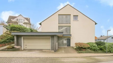 Hausansicht - Haus kaufen in Essen - Vollvermietetes Mehrfamilienhaus, ca. 316 m², 3 Einheiten, Garten u. Doppelgarage in Essen-Kupferdreh