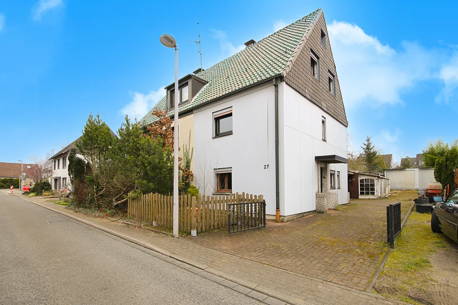 Hausansicht - Haus kaufen in Mülheim an der Ruhr - Leerstehendes Einfamilienhaus, ca. 100 m², mit Doppelgarage und Garten in Mülheim-Saarn