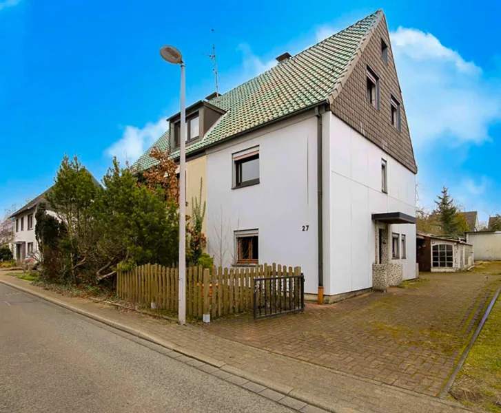 Ansicht neu2 - Haus kaufen in Mülheim an der Ruhr - Leerstehendes Einfamilienhaus, ca. 100 m², mit Doppelgarage und Garten in Mülheim-Saarn