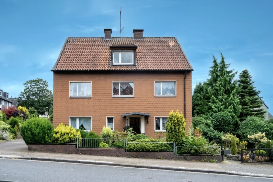 Titelbild - Haus kaufen in Essen - Leergezogenes, freistehendes Mehrfamilienhaus, ca. 294 m²,  mit Garten und sechs Garagen in Essen