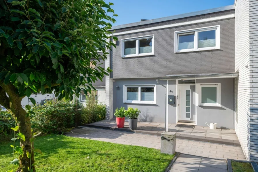 Hausansicht - Haus kaufen in Mülheim an der Ruhr - Modernes Einfamilienhaus ca.125m² mit schönem Garten und Garage in Mülheim - Saarn