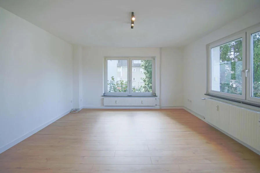 Wohnzimmer - Wohnung kaufen in Mülheim an der Ruhr - Renovierte 2-Zimmer Eigentumswohnung mit ca. 57 m²  in Mülheim-Dümpten