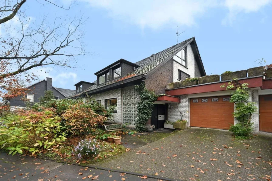 Hausansicht - Haus kaufen in Mülheim an der Ruhr - Exklusive Doppelhaushälfte in ruhiger Lage am Waldrand  in Mülheim- Speldorf