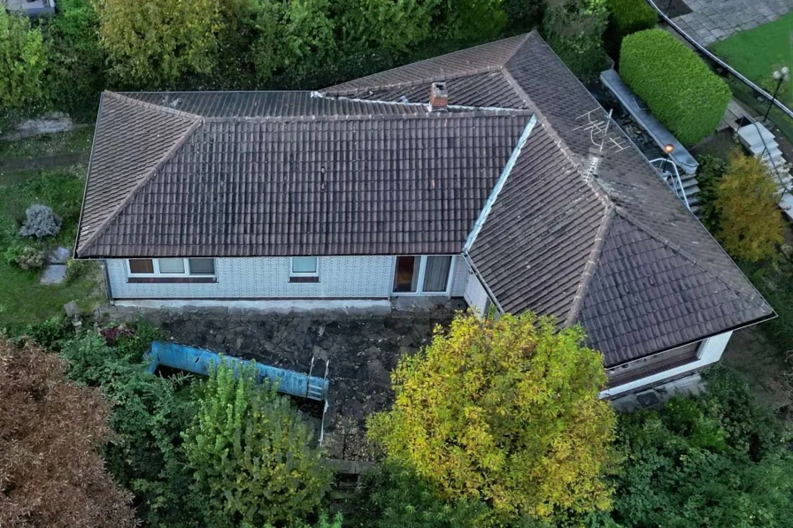 Hausansicht Drohne - Haus kaufen in Mülheim an der Ruhr - Bungalow ca. 168 m² mit Doppelgarage und Garten in Mülheim-Saarn