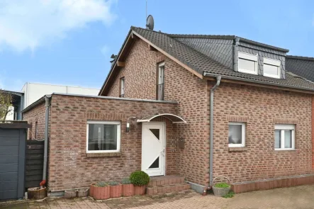 Hausansicht - Haus kaufen in Essen - Zweifamilienhaus mit Haus-im-Haus-Charakter, Garten und Carport in Essen - Altenessen