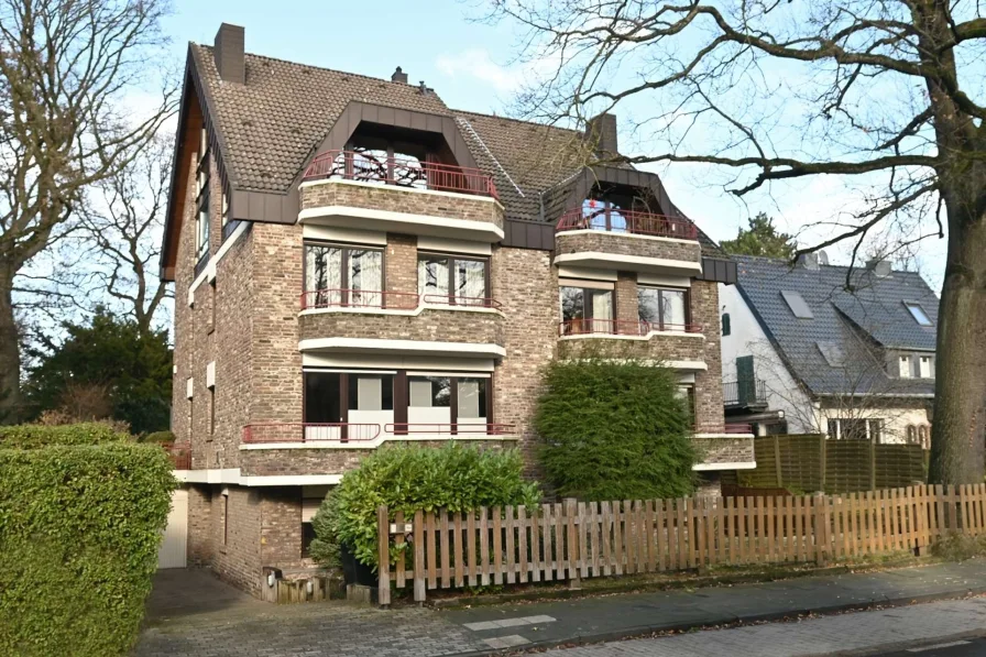 Hausansicht - Wohnung kaufen in Mülheim an der Ruhr - Eigentumswohnung mit Empore, Balkon und separatem Apartment, ca. 136 m² in Mülheim - Speldorf