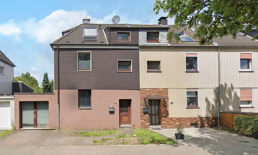 Hausansicht - Haus kaufen in Essen - Reihenendhaus, ca. 211 m², mit Stellplatz, Garten und Terrasse in Essen-Schönebeck