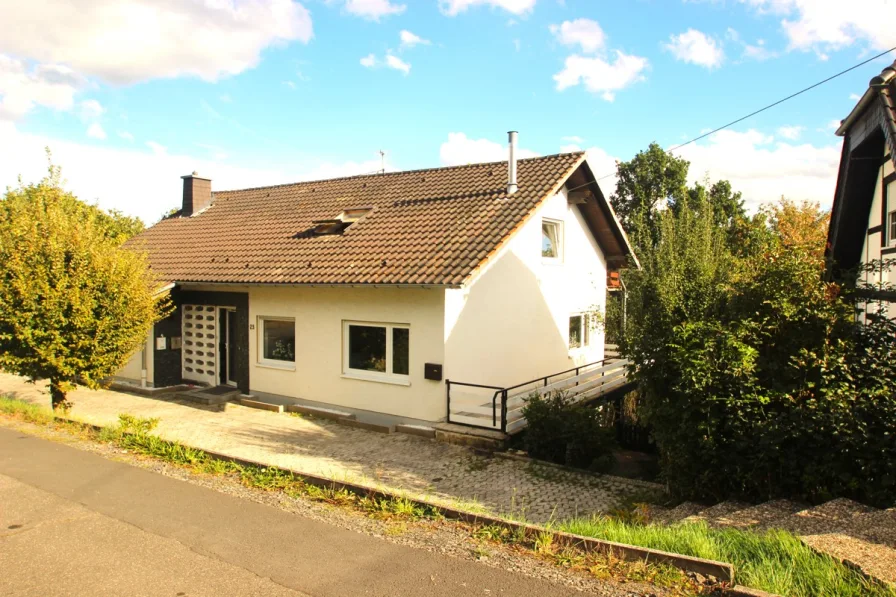 Haus mit drei Wohnungen, Garten, Balkonen und Garage in Eitorf - Haus kaufen in Eitorf - Einfamilienhaus mit drei Wohnungen,Garten, Balkonen und Garage in Eitorf