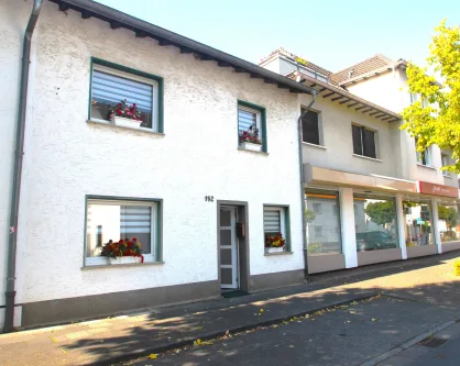 DHH mit Garten, Hofbereich und Garage im Herzen von Sankt Augustin-Hangelar - Haus kaufen in Sankt Augustin / Hangelar - DHH mit Garten, Hofbereich und Garage im Herzen von Sankt Augustin-Hangelar