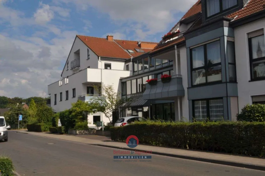 Vordere Hausansicht - Wohnung mieten in Krefeld - HÜLS - SENIORENGERECHTE WOHNUNG - ERSTBEZUG  -NEUE  EINBAUKÜCHE  - BALKON - AUFZUG-BETREUUNGSKONZEPT