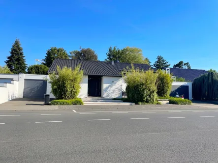 Straßenansicht - Haus kaufen in Mönchengladbach / Großheide - Zeitloses Architektenhaus mit vielseitigen Nutzungsmöglichkeiten auf traumhaftem, uneinsehbarem Parkgrundstück!