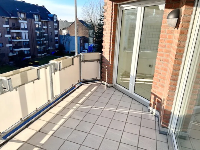 Balkon Straßenseite - Wohnung kaufen in Mönchengladbach - PREISREDUZIERUNG! Moderne ETW mit 3 Zimmern, 2 Balkonen und Pkw-Stellplatz in MG-Geneicken!