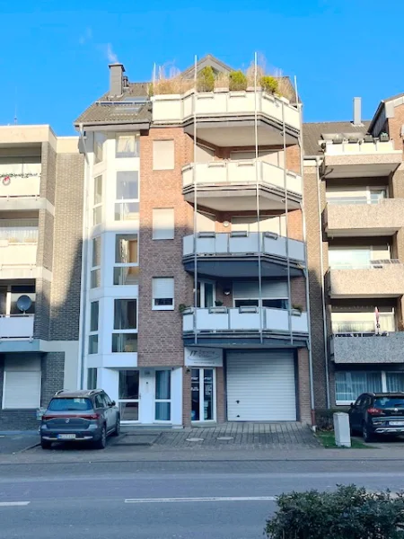 Straßenseite - Wohnung kaufen in Mönchengladbach - Moderne ETW mit 3 Zimmern, 2 Balkonen und Pkw-Stellplatz in MG-Geneicken! Sofort bezugsfrei!