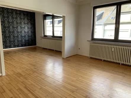 Wohn- und Esszimmer - Wohnung mieten in Konz - 4 ZKB-Wohnung, ca. 120 m2, 2 Balkone, frei ab 1.1.2025 - zentral in Konz