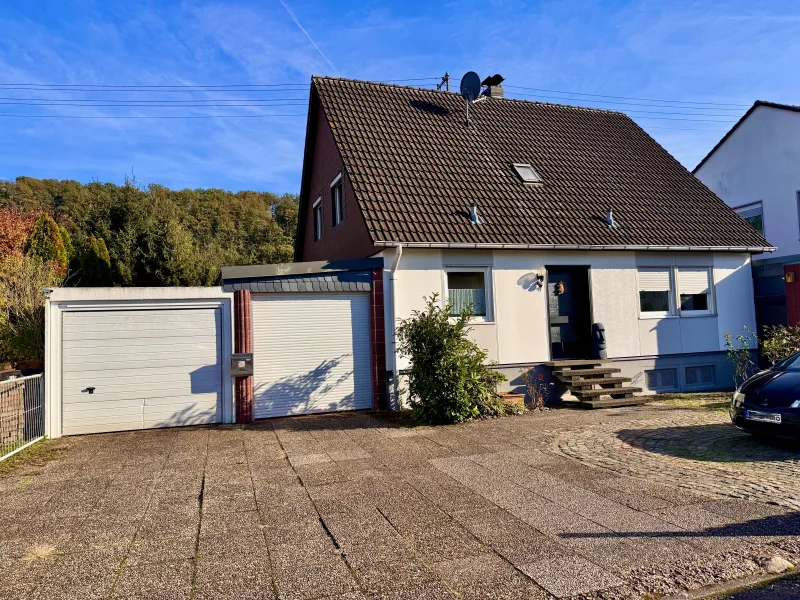 Straßenansicht - Haus kaufen in Konz - Einfamilienhaus an Saar mit traumhaftem, ca. 3.000 qm großem Grundstück mit freiem Bauland in Konz-Könen