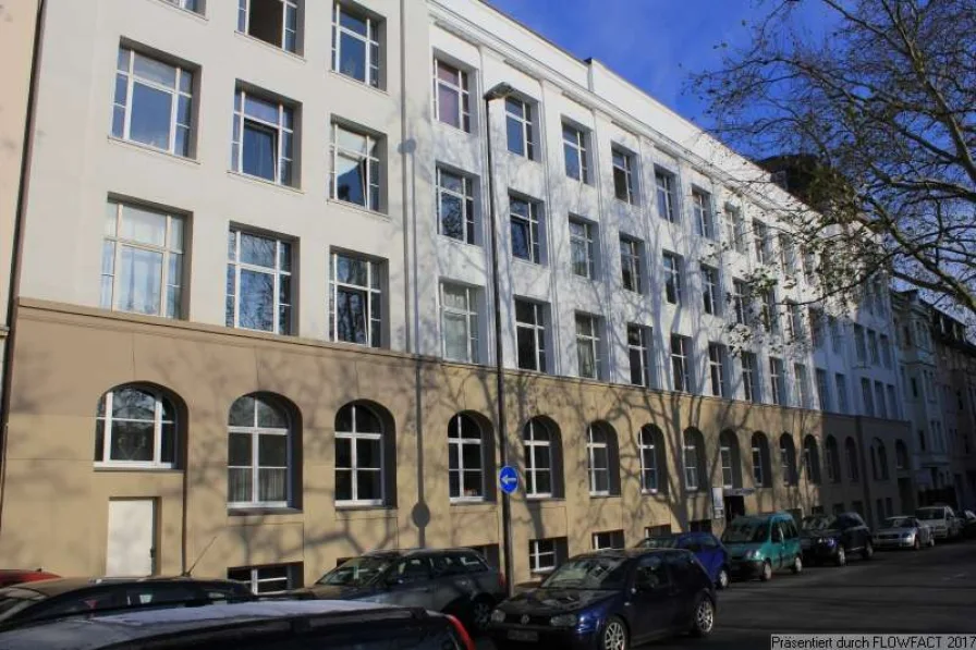 Fassade Blick von links - Wohnung mieten in Aachen - Helles Altbauapartment mit Empore in ehem. Fabrik