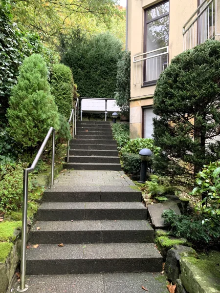 04. Treppe zur Eingangstür 46a