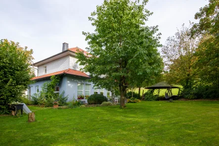 Gartenansicht - Haus kaufen in Sundern (Sauerland) - Energiefreundliches und ökologisch wertvolles Einfamilienhaus in ruhiger Randlage von Sundern