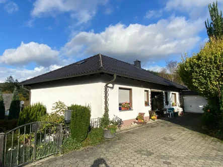 Ansicht - Haus kaufen in Sundern (Sauerland) - Einfamilienhaus mit Einliegerwohnung in ruhiger und idyllischer Sackgassenlage von Sundern-Stemel