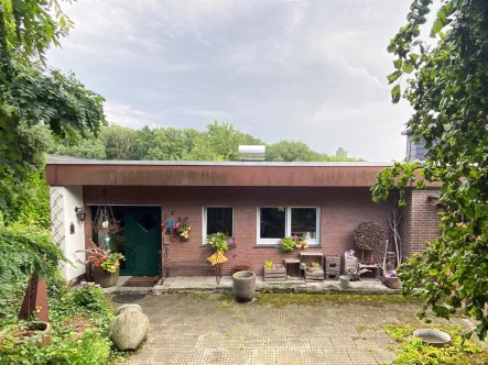 Vorderansicht - Haus kaufen in Ense - Idylle und Natur! Einfamilienhaus auf einem großzügigen Grundstück in ruhiger Waldrandlage von Ense