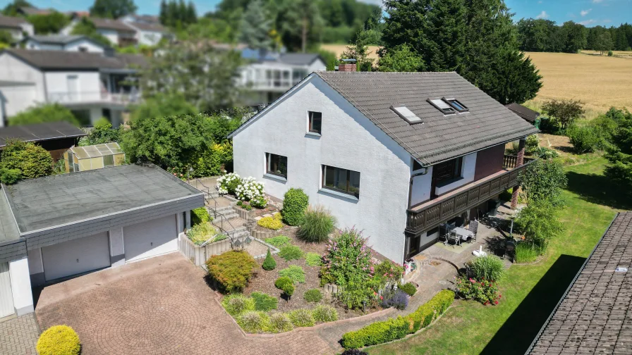 Außenansicht - Haus kaufen in Arnsberg - Naturnah und ruhig wohnen! Großzügiges Einfamilienhaus mit Einliegerwohnung.