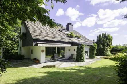 Rückansicht - Haus kaufen in Arnsberg - Charmantes Einfamilienhaus auf großzügigem Grundstück in begehrter Lage auf dem "Mühlenberg"