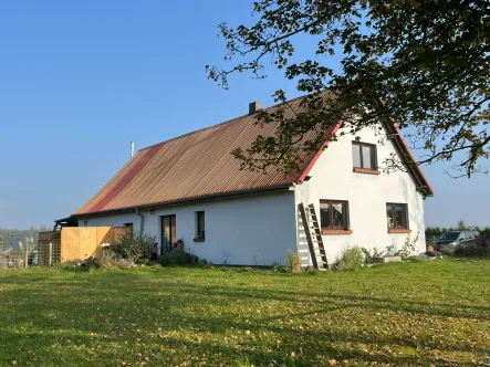 Hausansicht Wohnung 1 - Haus kaufen in Putbus - Zweifamilienhaus auf Rügen, zentral und nur zehn Minuten vom Bodden entfernt