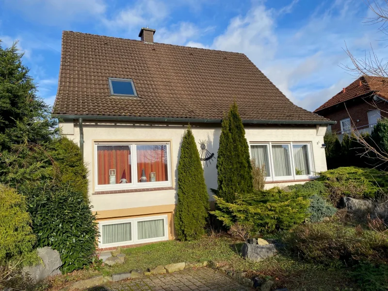 Straßenansicht - Haus kaufen in Ense - Gepflegtes Zweifamilienhaus mit Wintergarten in schöner Wohnlage von Ense-Lüttringen