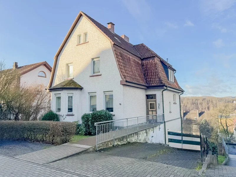 Straßenansicht - Haus kaufen in Arnsberg - Zweifamilienhaus mit Potenzial: Großzügiges Grundstück und herrlicher Ausblick in Arnsberg!