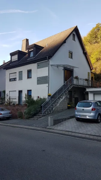 1.Hausansicht.jpg - Haus kaufen in Bad Breisig - Freistehendes Mehrfamilienhaus mit Carport und PKW- Stellplätzen