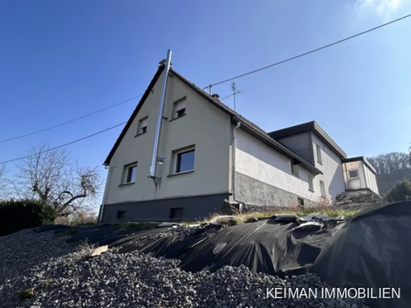 Außenansicht 1 - Haus kaufen in Oberzissen - Burg Olbrück und Vulkan-Express zu Füßen! Vielfältiges Einfamilienhaus im malerischen Brohltal!