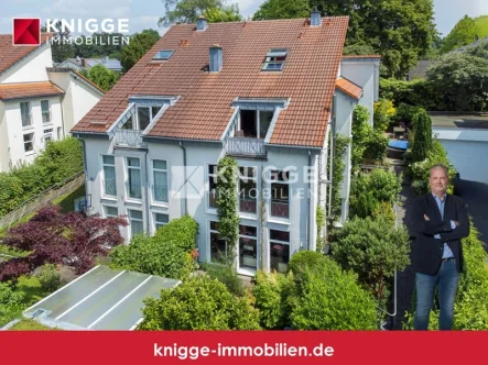 Titelbild  - Haus kaufen in Bergisch Gladbach - +++ 3125 - Wohntraum mit 3 Wohneinheiten in exklusiver, zentraler Lage von Moitzfeld +++